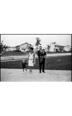 Elliott Erwitt, Ohio, Suburban Family