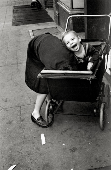 Helen Levitt, Baby in Carriage