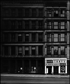 Elliott Erwitt, New York City (Tony's Restaurant), 1969