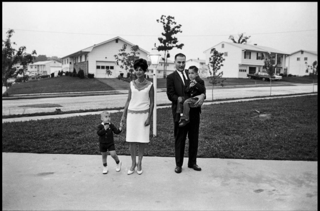 Elliott Erwitt, Ohio, Suburban Family