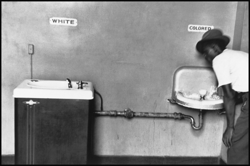 Elliott Erwitt, Segregation Fountain, N.C., 1950 Elliott Erwitt, Segregation Fountain, N.C., 1950