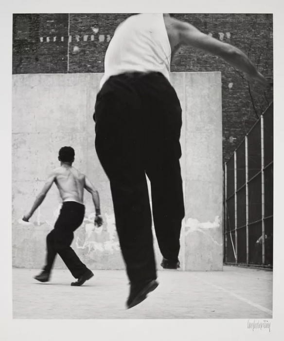 Leon Levinstein, Handball Players, 1969 Leon Levinstein, Handball Players, 1969