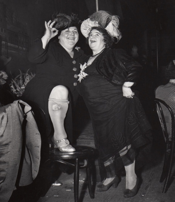 Weegee, At Sammy's in the Bowery