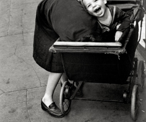 Helen Levitt, Baby in Carriage